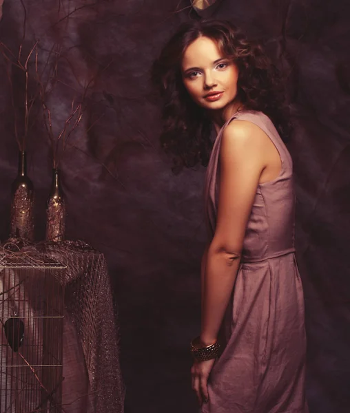 Moda portre romantik güzel kızın saç modeli, kırmızı dudaklar, ile sanat elbise. Prenses mistery evde. — Stok fotoğraf