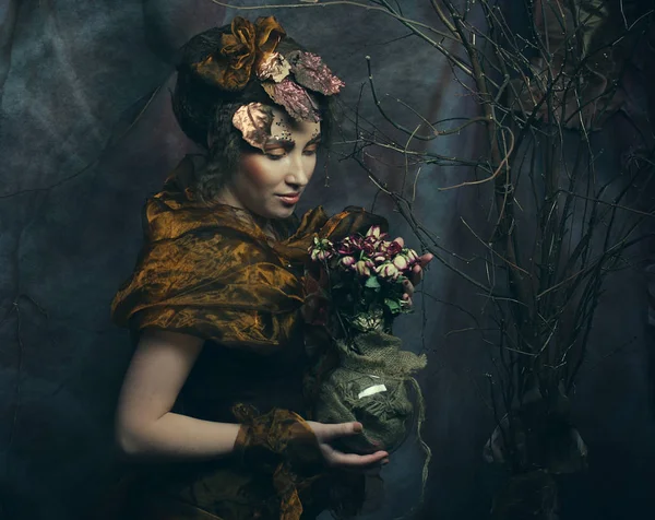 Schönes Mädchen mit trockenen Rosen in der Dekoration — Stockfoto
