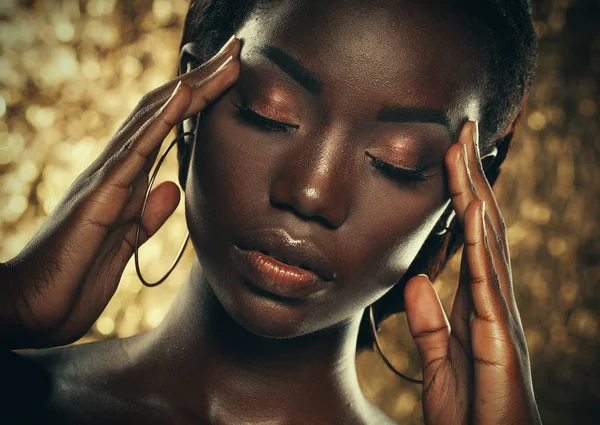 黄金の背景を持つ官能的な若いアフリカ人女性の肖像画 — ストック写真