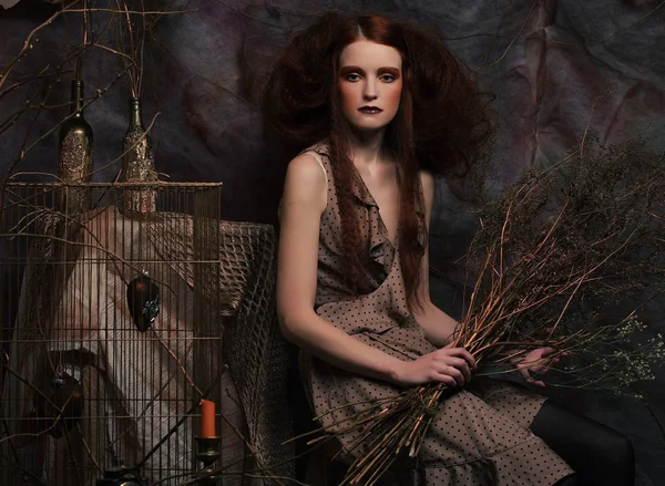 Krása a umění koncept: žena s světlé make-upu s suchých větví, studio pro natáčení — Stock fotografie