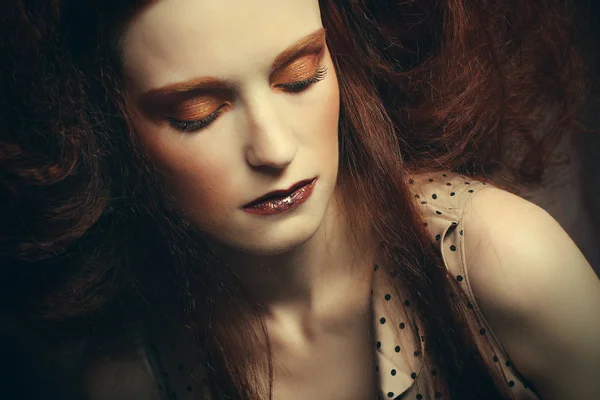 Közelről portré redhair nő a fényes kreatív make up — Stock Fotó