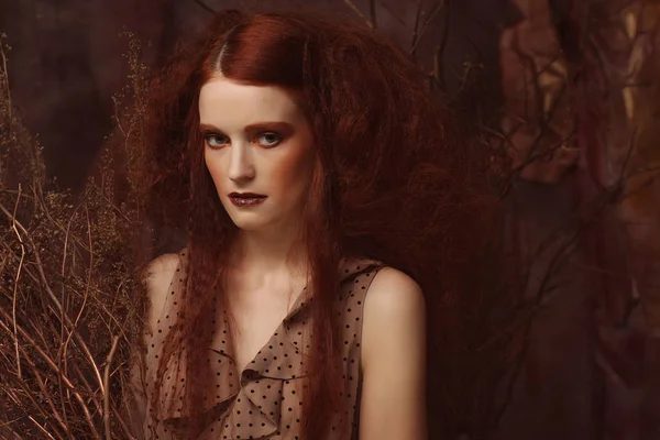 Zblízka portrét redhair žena s jasně kreativní make up — Stock fotografie