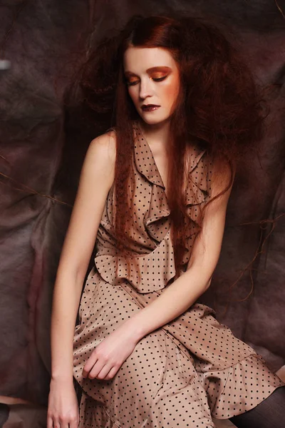Retrato de moda de menina bonita romântica com penteado — Fotografia de Stock