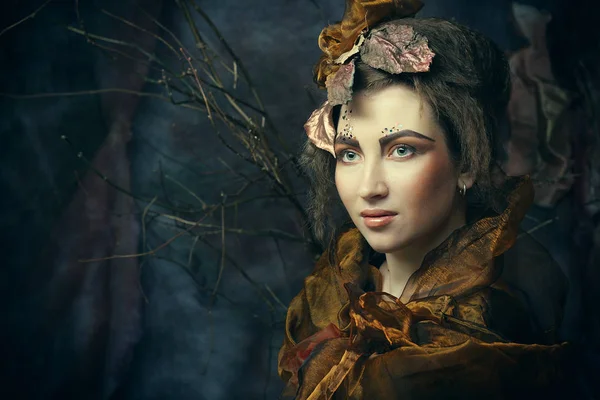 Закрыть портрет рыжеволосая женщина с ярким творческим макияжем Стоковое Фото