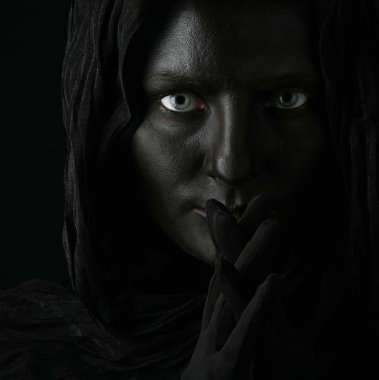 model siyah bir yüzü ile.