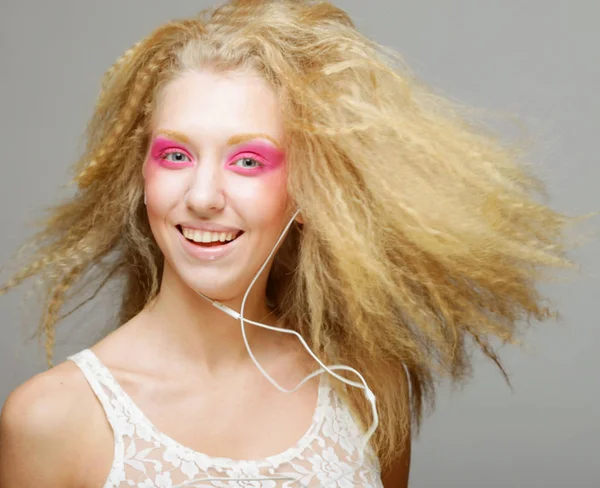 Jonge vrouw dansen op muziek op haar koptelefoon — Stockfoto