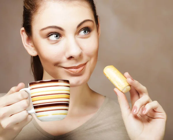 Frau mit Kaffee und Keksen — Stockfoto