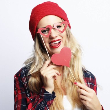 Çekici oyuncu genç bayan partiye hazır.