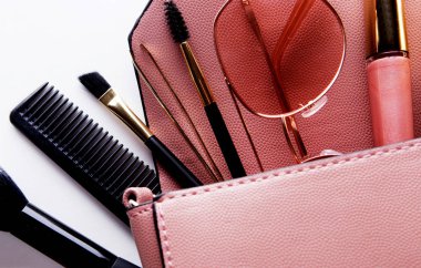 Moda kavramı: düz yatıyordu pembe deri kadın çanta wi açık