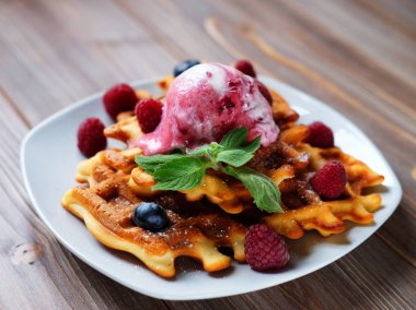 Dondurma ve taze meyveler - Ahududu ve blueberries.top görünümü ile Belçika waffle tabak