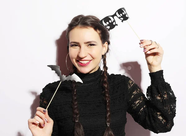 Cadılar Bayramı partisi: neşeli genç bayan partiye hazır.