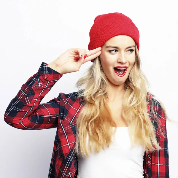 Lifestyle concept.Pretty молодой хипстер блондинка с ярким сексуальным макияжем носить стильную городскую клетчатую рубашку и красную шляпу — стоковое фото