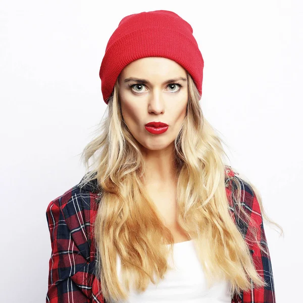 라이프 스타일 개념입니다. 꽤 젊은 hipster 세련 된 도시 격자 무늬 셔츠와 빨간 모자를 착용 하는 데 밝은 섹시 한 메이크업과 금발 여자 — 스톡 사진