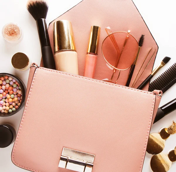 Bolso y accesorios de moda para mujer Maquillaje y joyería — Foto de Stock