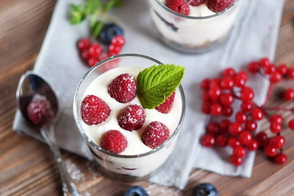 Desayuno saludable con yogur y granola. Vista superior. De cerca. . —  Fotos de Stock
