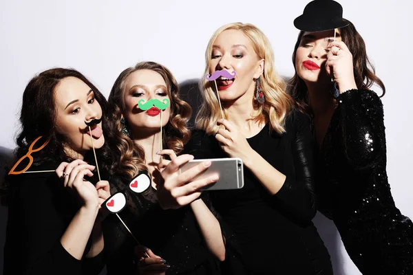 Groep meisjes met partij, neem selfie met smartphone lachen. Luxe. — Stockfoto