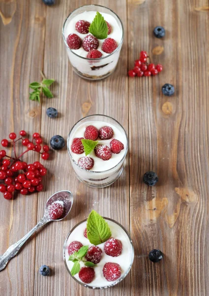 Gesundes Frühstück mit Joghurt und Müsli. Ansicht von oben. Nahaufnahme. — Stockfoto