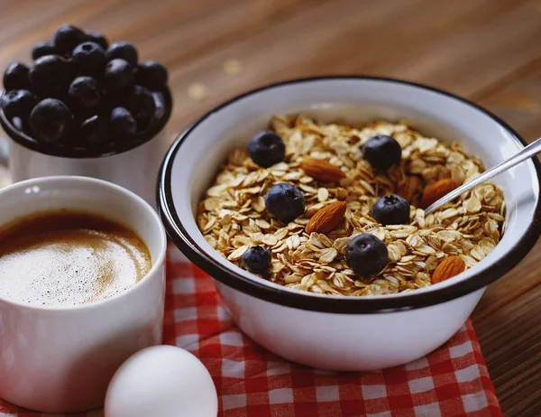 Ein gesundes Frühstück - Haferbrei, gekochtes Ei, Milch, frische Beeren und Kaffee. Ein toller Start in einen neuen Tag. — Stockfoto