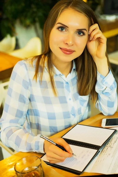 Concepto de empresa y personas: mujer de negocios concepto de planificación de trabajo — Foto de Stock