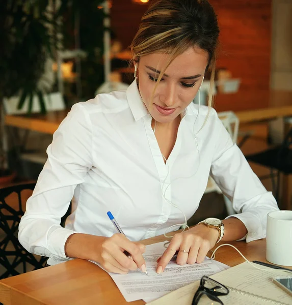 Zbliżenie młody piękny biznes kobieta pisanie w notatnik — Zdjęcie stockowe