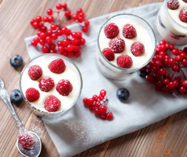 Yoğurt ve granola ile sağlıklı kahvaltı. Üst görünüm.