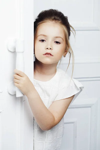 Moda infantil. Linda menina loira séria e pensativa em roupas brancas. Moda, estilo de vida e conceito de pessoas . — Fotografia de Stock