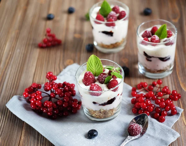 Gesundes Frühstück mit Joghurt und Müsli. Ansicht von oben. — Stockfoto