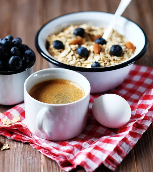 Здоровый завтрак - овсяная каша, вареное яйцо, молоко, свежие ягоды и кофе. Отличное начало для нового дня . — стоковое фото