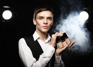 Güzellik kavramı. Makyaj için temel ile poz sanatçı genç erkek makyaj