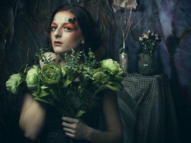 Kuru çiçek tutan kadar parlak yaratıcı olun ile portre Dişileştirilmiş kadın kadar yakın