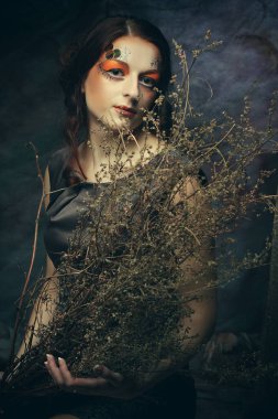 Moda portre romantik güzel kızın saç modeli, kırmızı dudaklar, ile sanat elbise. Prenses mistery evde.