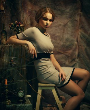 Genç model kadın ile bir tabure drama dekorasyonda oturan kadar yaratıcı olun