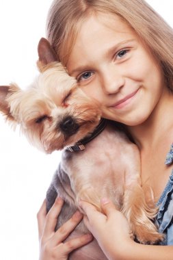 Sevimli yorkshire terrier köpek ile güzel sarışın kız