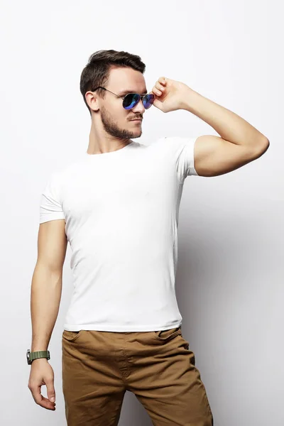 Молодой красивый мужчина в умной одежде, в модных солнцезащитных очках — стоковое фото