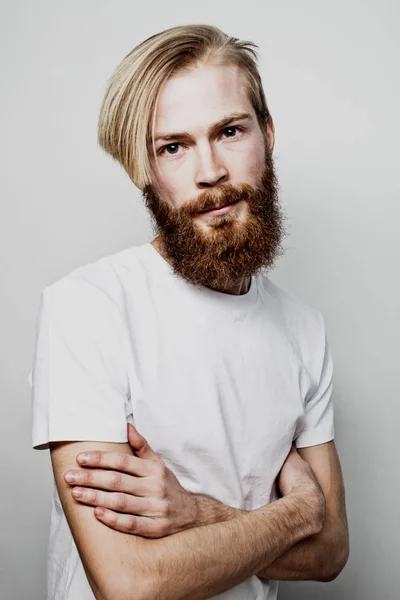 Estilo de vida e conceito de pessoas: Homem barbudo com os braços cruzados — Fotografia de Stock