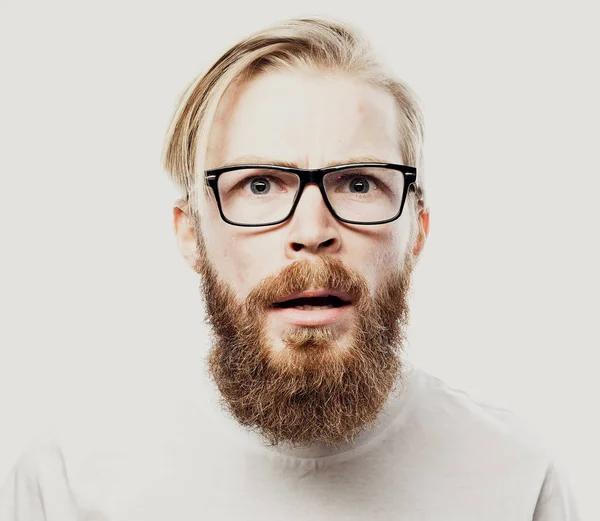 Bärtiger junger Mann mit Hipster-Brille auf weißem Hintergrund — Stockfoto