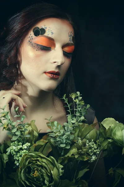Nahaufnahme Porträt Rothaarige Frau mit hellen kreativen Make-up hält trockene Blumen — Stockfoto