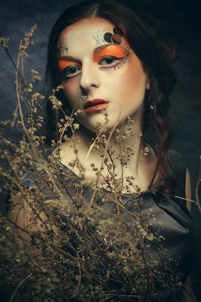 Retrato de moda de chica hermosa romántica con peinado, labios rojos, vestido de arte . —  Fotos de Stock
