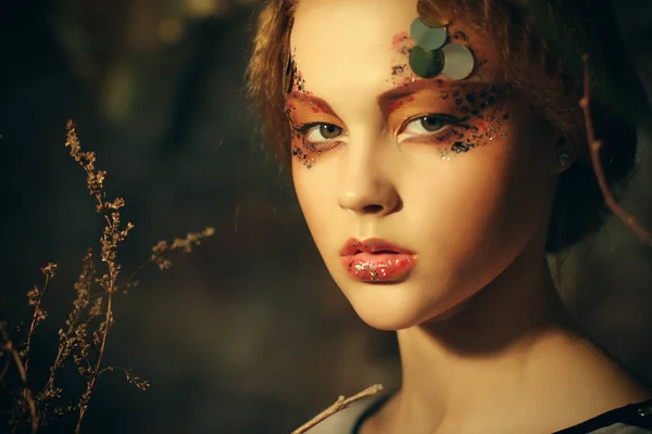Skönhet och konst koncept: ung kvinna med ljusa make up — Stockfoto