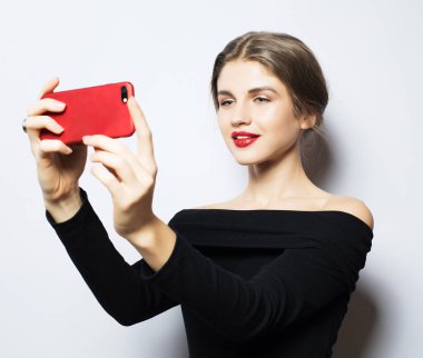 Duyguları, ifadeleri ve insanlar kavramı - mutlu gülümseyen genç kadın siyah giyiyor çekimi selfie smartphone ile elbise