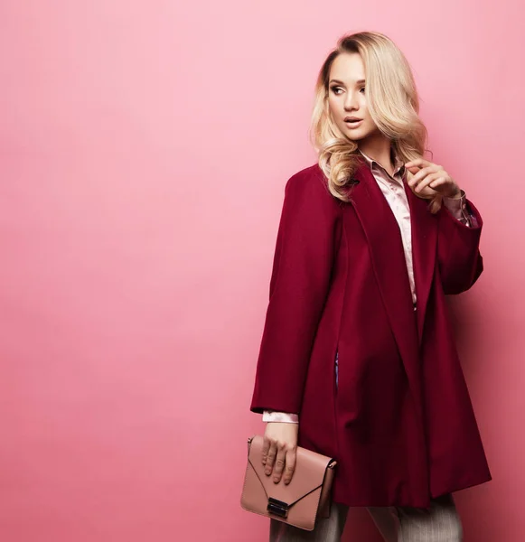 Fashion, people and lifestyle concept: Beautiful woman long blond curly hair wear cashmere coat and holding handbag. — Stock Photo, Image