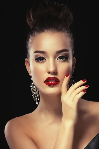 Piękna sexy dziewczyna z czerwone usta i paznokcie. Kobieta luksus, biżuteria kolczyki. Portret brunetka moda na białym tle na czarnym tle. — Zdjęcie stockowe