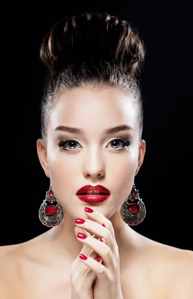 Sexy Beauty Girl with Red Lips and Nails. Luxury Woman, jewelery earrings. Fashion Brunette Portrait isolated on black background. — Stock Photo, Image