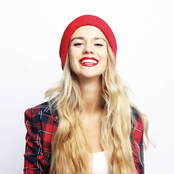 Έννοια τρόπου ζωής. Όμορφη νεαρή hipster ξανθιά γυναίκα με φωτεινά σέξι συνθέτουν φορώντας μοντέρνο αστικό καρό πουκάμισο και κόκκινο καπέλο — Φωτογραφία Αρχείου