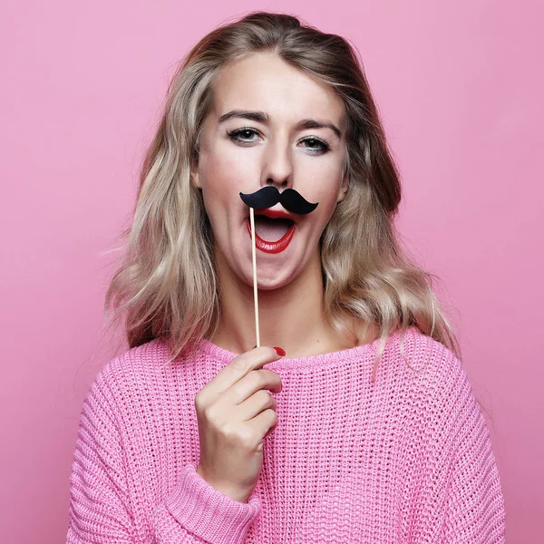 Estilo de vida y el concepto de la gente: joven juguetona lista para la fiesta — Foto de Stock