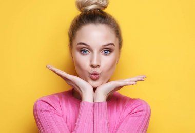 yaşam tarzı ve insanlar kavramı - öpücük hareketi ile güzel sarışın kadın. Bir flört kız portresi. Kadın, olumlu duygu.