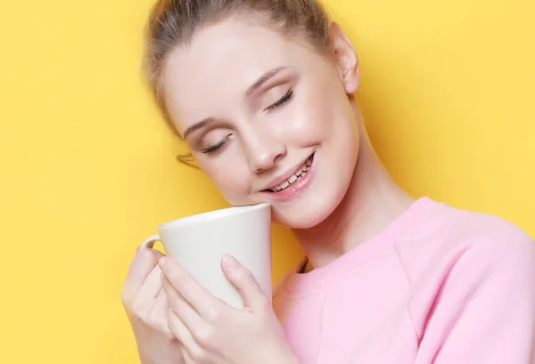 生活方式, 食物和人的概念: 年轻漂亮的女人喝咖啡 — 图库照片