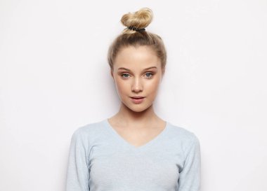 yaşam tarzı ve insanlar kavramı - kadın portre sarışın bir gülümseyen, yakından