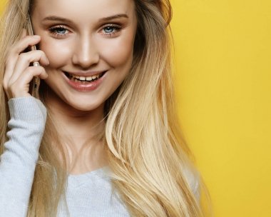 yaşam tarzı ve insanlar kavramı: kız telefonda konuşuyor 