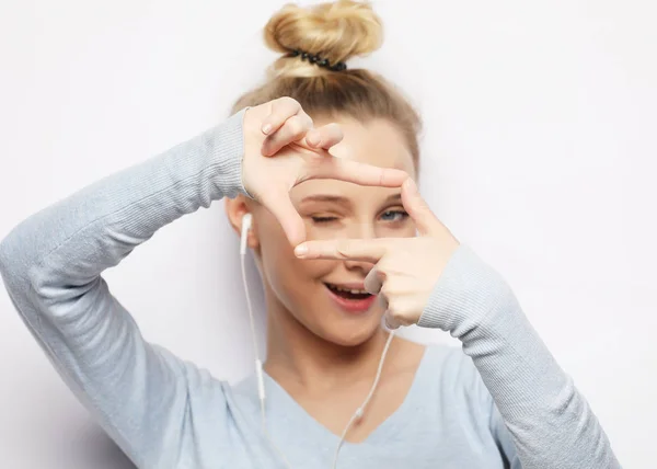 Mujer joven con auriculares escuchando música — Foto de Stock